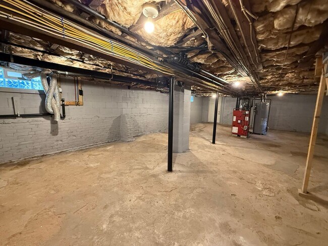 Building Photo - Spacious Five Bedroom, Single Family Home ...