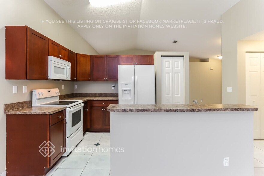 Building Photo - 1868 SW 177th Ave