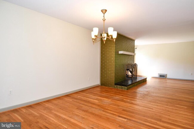 Building Photo - 4842 Randolph Dr