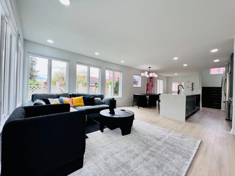 Building Photo - 323 Gross St