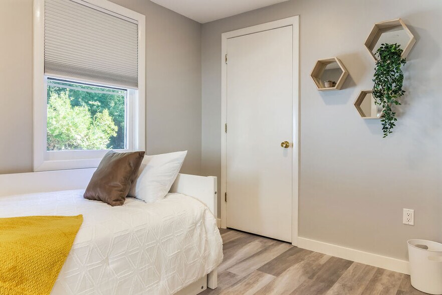 Building Photo - 36 Pequotsepos Rd