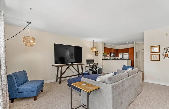 Building Photo - Bright & Spacious Unit with Natural Light
