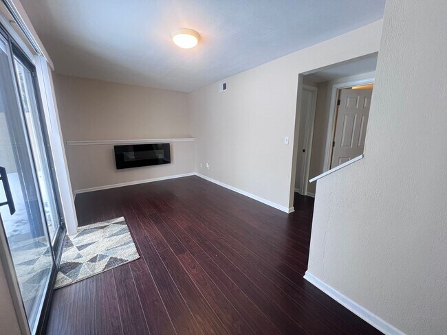 Building Photo - Single Family Home - Three Bedroom Tri-level!