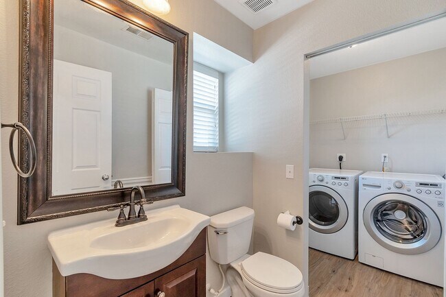 Building Photo - Charming 3 Bedroom 3 Bath Townhouse in Green Valley Ranch!