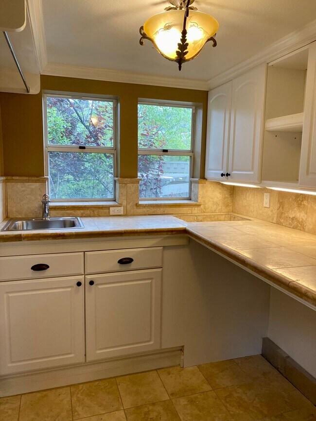 Building Photo - Beautiful 3 Bedroom Mission Canyon Home wi...