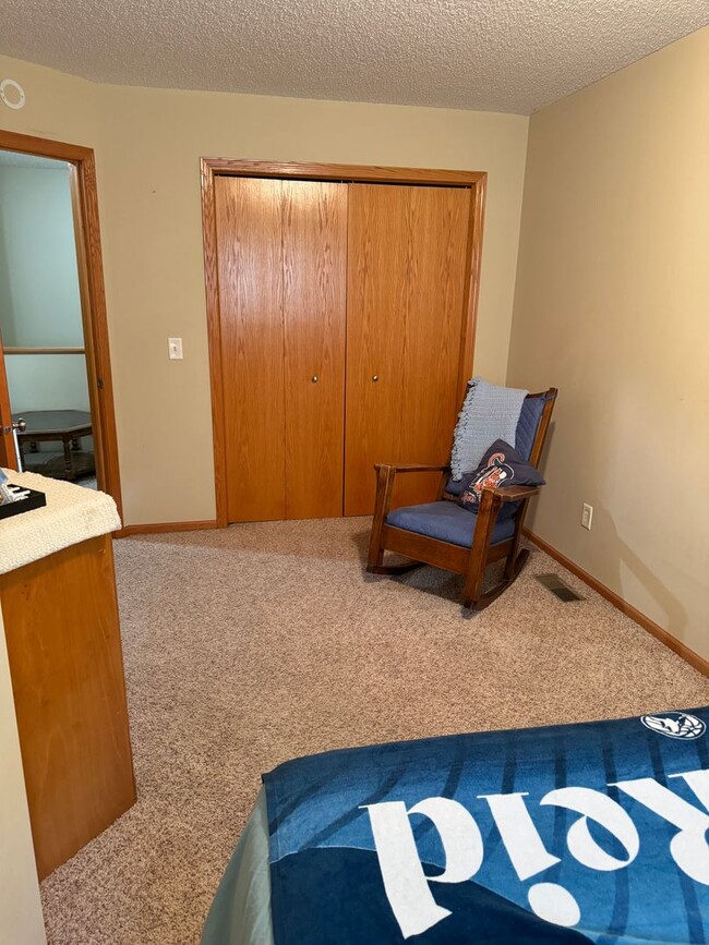 Building Photo - Great Location *2Bed*1.5Bath Townhouse - Oakdale-Available May 1