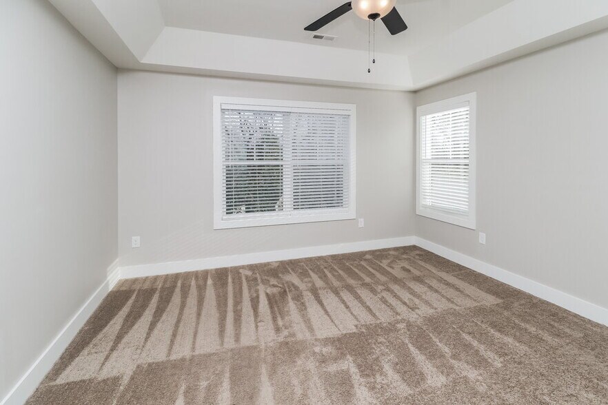 Building Photo - 528 Hillandale St NE