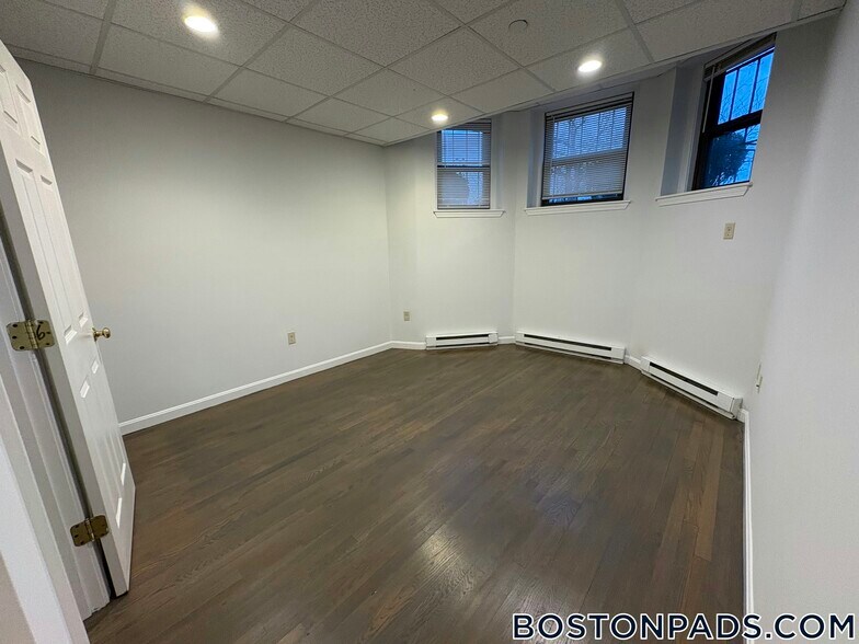 Building Photo - 77 Park Dr