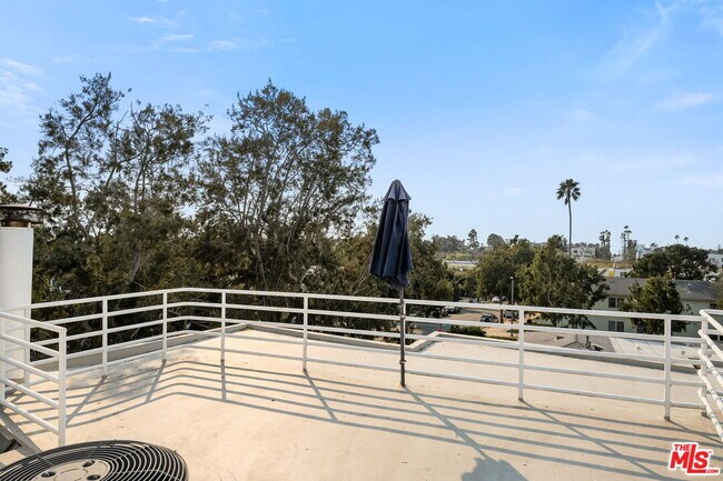 Building Photo - 1011 Pacific St