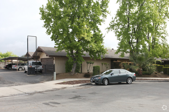 Building Photo - 502 E Calimyrna Ave