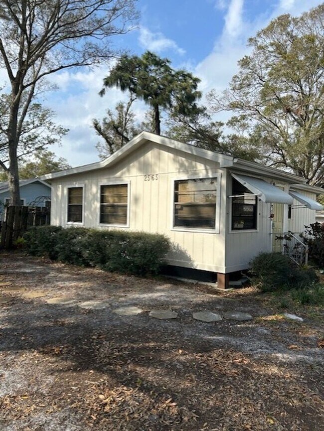 Building Photo - Quaint 1/1