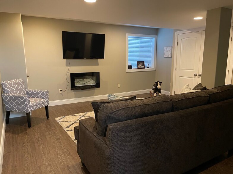 Building Photo - 1650 Mathew Dr