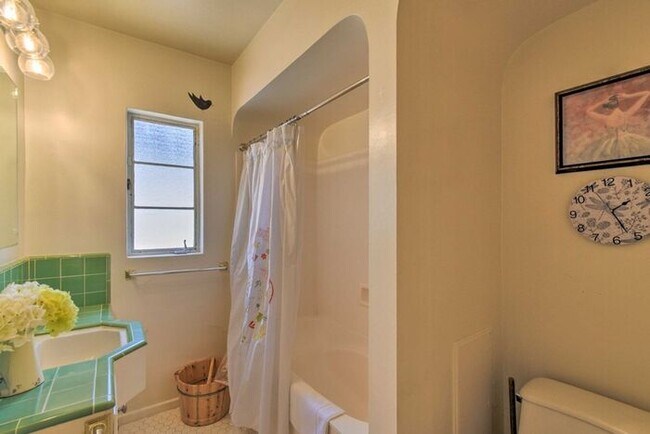 Building Photo - 4 Bed, 3 Bath, stunning home, located in t...