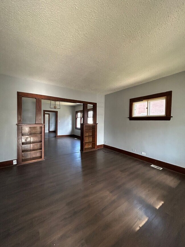 Building Photo - Updated 3-Bedroom, 1-Bathroom Home – $1,400/Month | Accepting Section 8