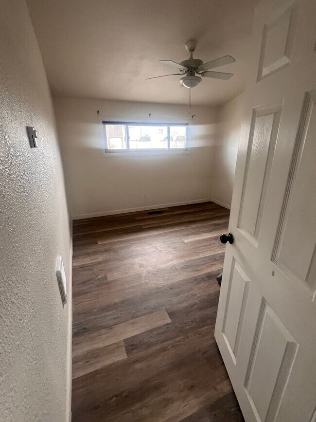 Building Photo - Holiday Move in Special  - $500 Off Rent!!!! 3 bedroom, 1 Bath home - Rare find with a large back...