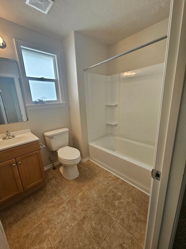 Building Photo - 4 Bedroom Home Close to Settlers Park