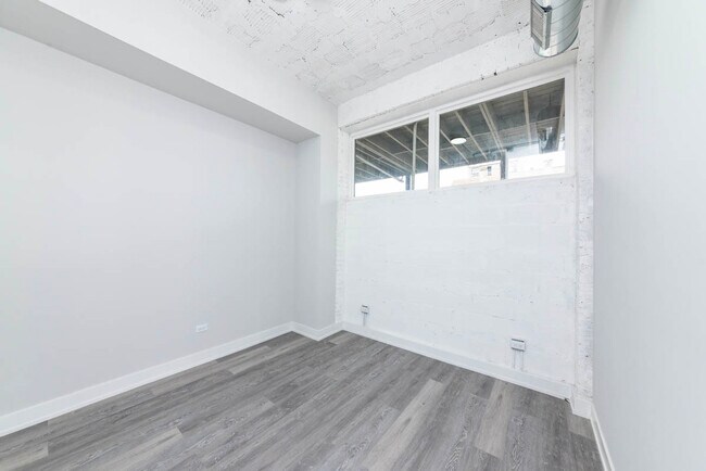 Building Photo - 2000 W 22nd Pl