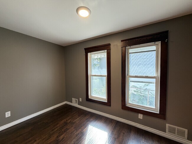 Building Photo - 11 Pooley Pl