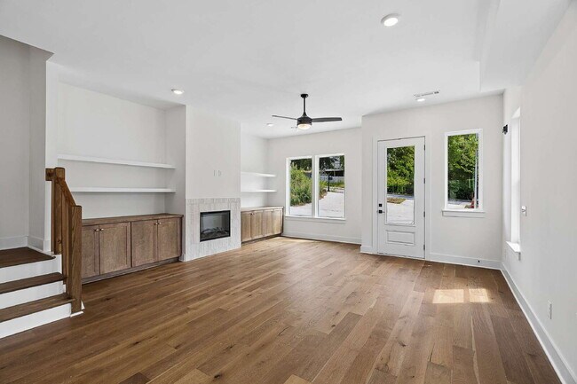 Building Photo - "Chic Nashville Townhouse: 3 Beds, 3 Baths, with Granite Elegance & Cozy Fireplace!"