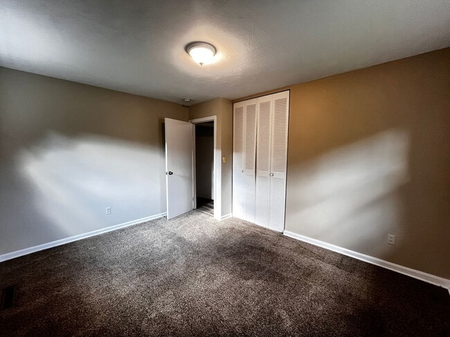 Building Photo - Wonderful 3 Bed and 1.5 Bath Ranc-Style Home