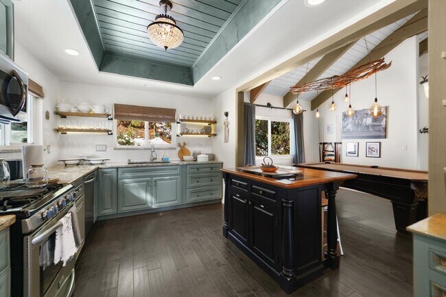 Building Photo - Beautiful 5 Bedroom 3 Bath Lake View Home with Two Car Garage