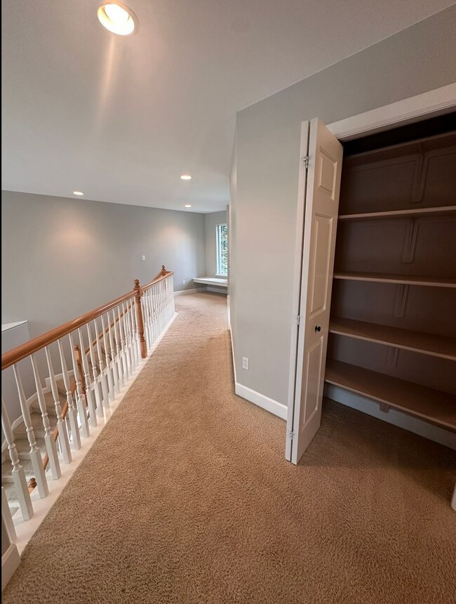 Building Photo - Stunning 3 level home with beautiful views