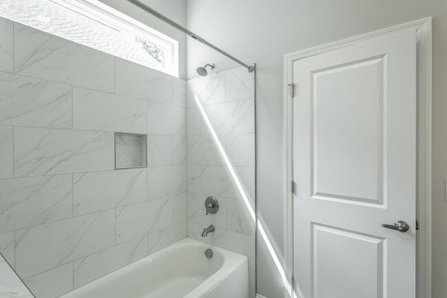 Building Photo - Modern 3 Bedroom Home in Red Bank