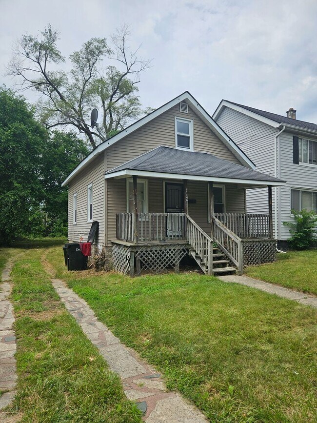 Building Photo - 2 bedroom/ 1 bathroom Detroit's Westside Home