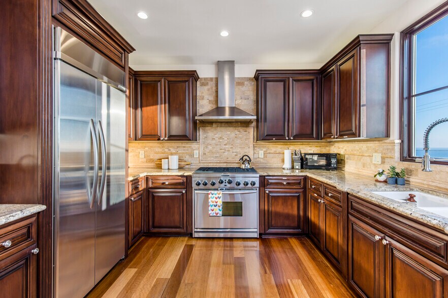 Building Photo - 320 33rd Pl