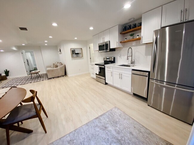 Building Photo - 2652 Daisy Dr.