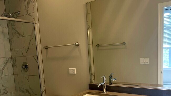 Building Photo - 948 Madison St