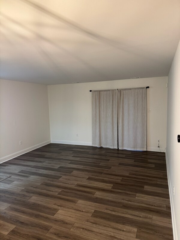 Building Photo - 347 Surrey Ct