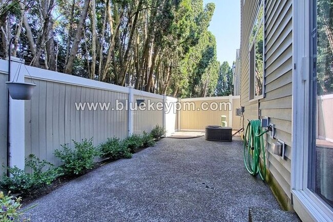 Building Photo - 3 Bed, 2.5 Bath Townhome Near Orchards Fre...