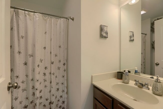 Building Photo - Newer build 2,000 sq ft 3/BR 2.5 bath luxury townhome FULLY FURNISHED