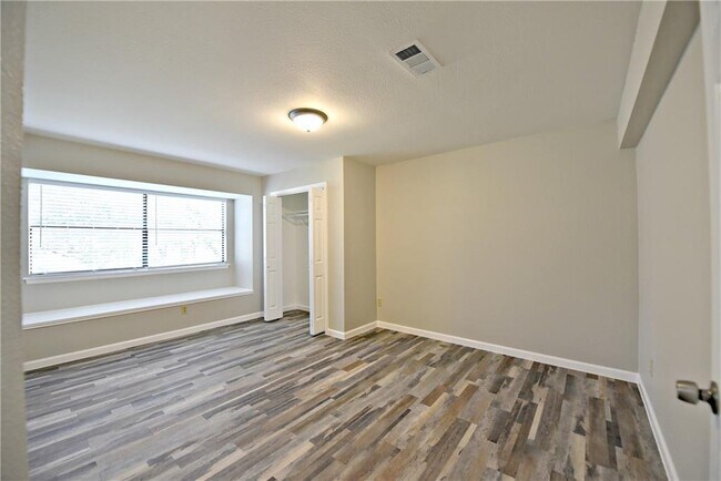 Building Photo - 13003 Sinton Ln