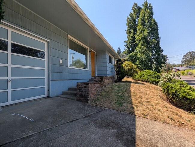 Building Photo - Spacious 2bd/1bth ~ w/ 1 Car Garage - Fantastic Location ~ Close to Everything!!