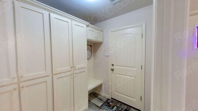 Building Photo - Great 3 bed 2 Bath on the West side.