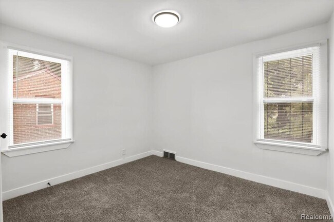 Building Photo - 15829 Minock St