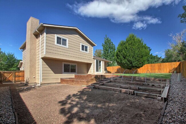Building Photo - Charming Colorado Springs Rental in Top Ra...