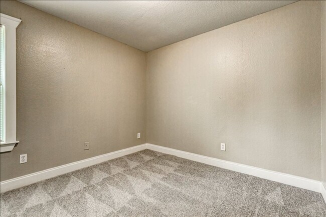 Building Photo - Welcome to this stunning 4-bedroom, 2.5-ba...