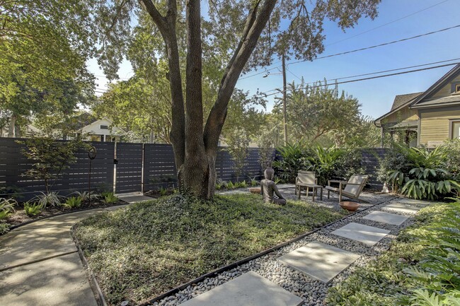 Building Photo - 513 E 11th St