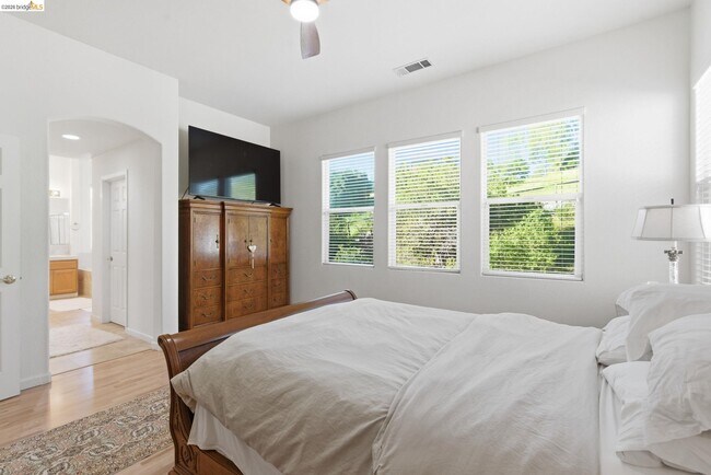 Building Photo - 257 Golf Links St