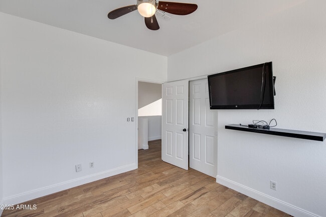 Building Photo - 2119 E New Bedford Dr