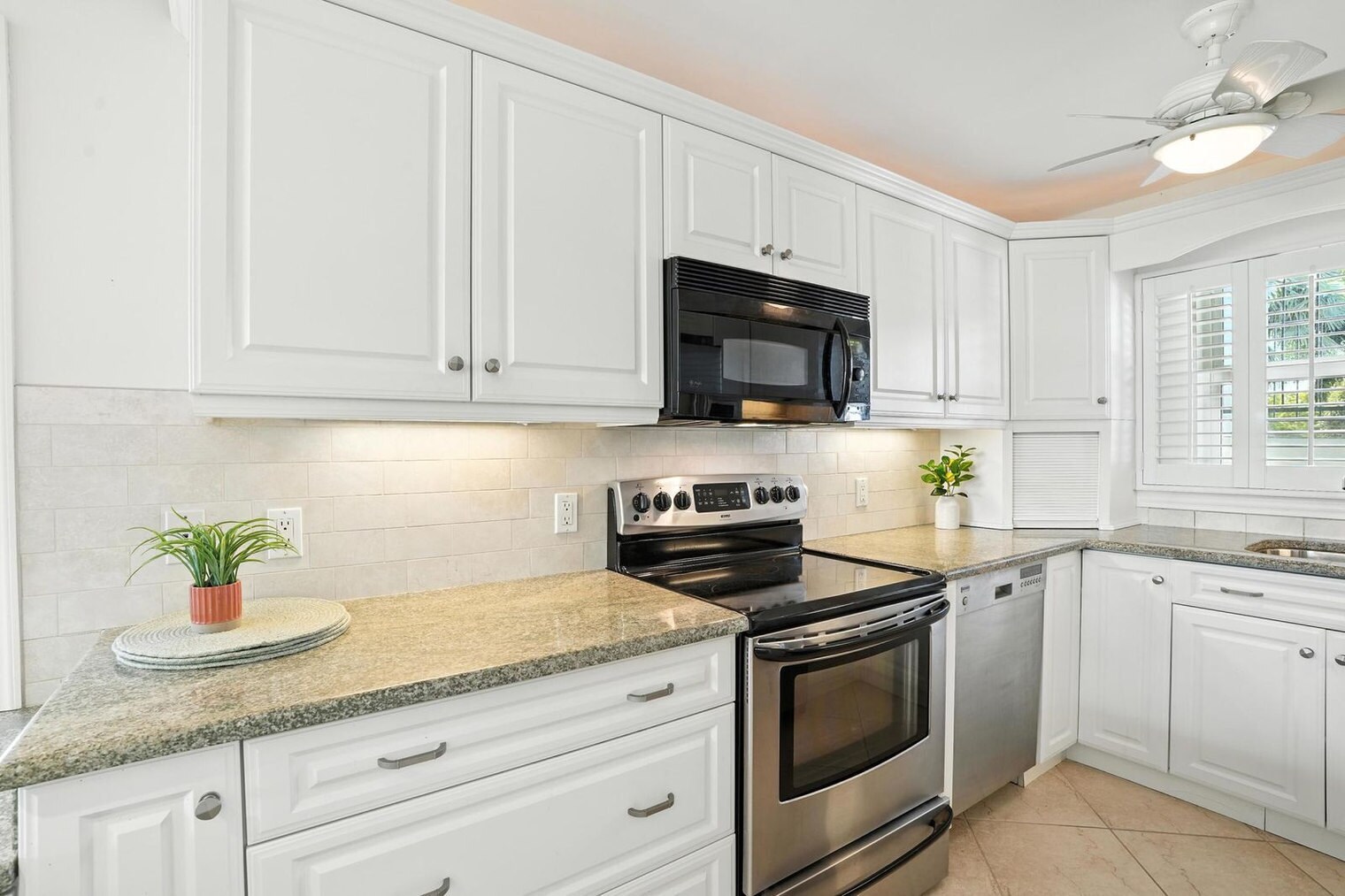 Building Photo - 636 Broad Ave S