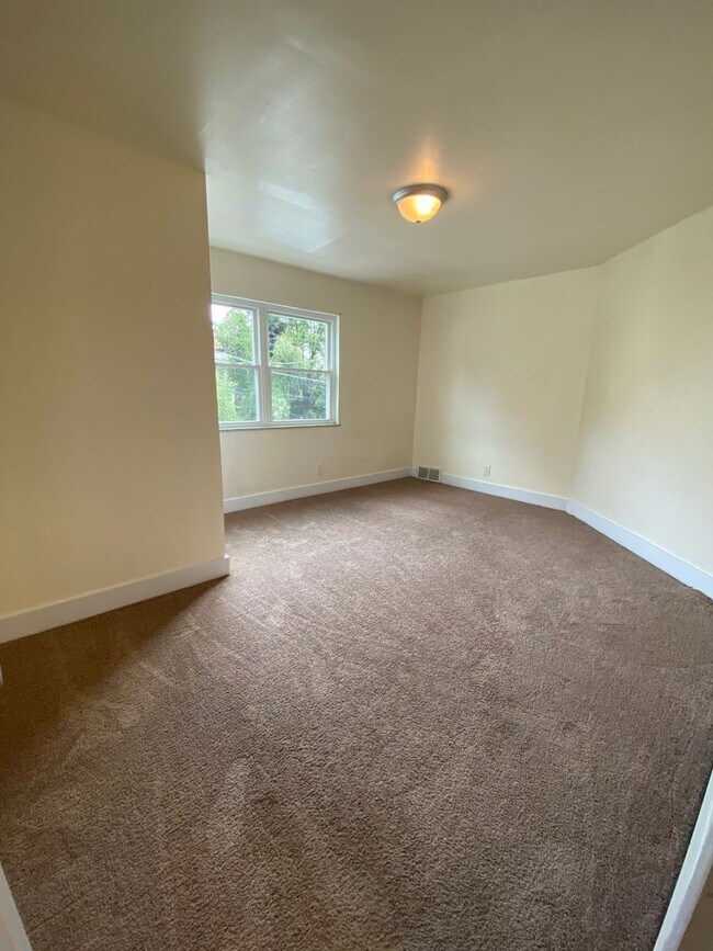 Building Photo - 3 Bedroom Home for Rent