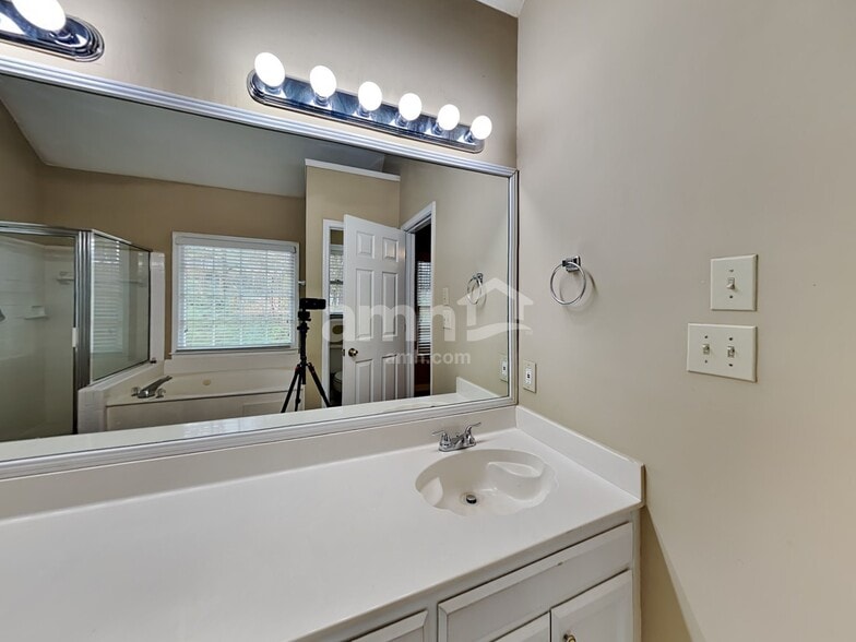 Building Photo - 2620 Loch Way