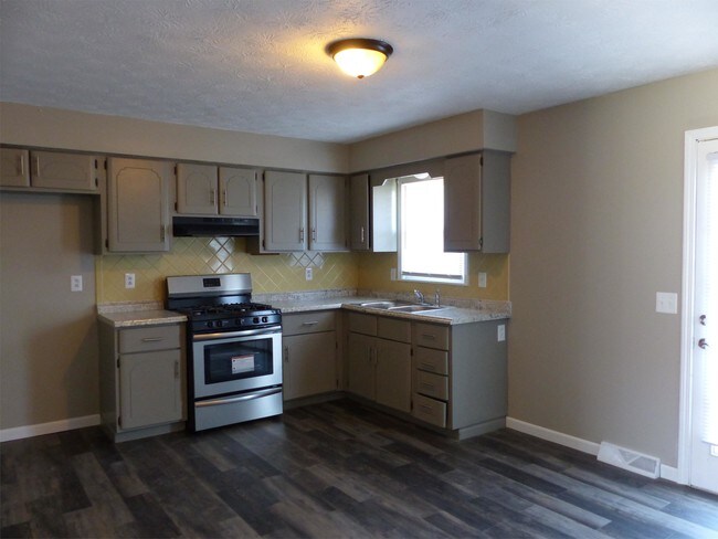 Building Photo - 412 Lester St