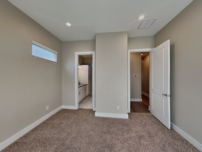 Building Photo - 223 Oriole St