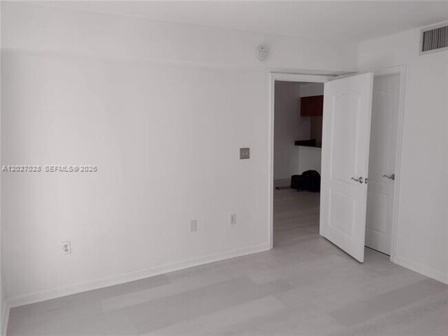 Building Photo - 1200 Brickell Bay Dr