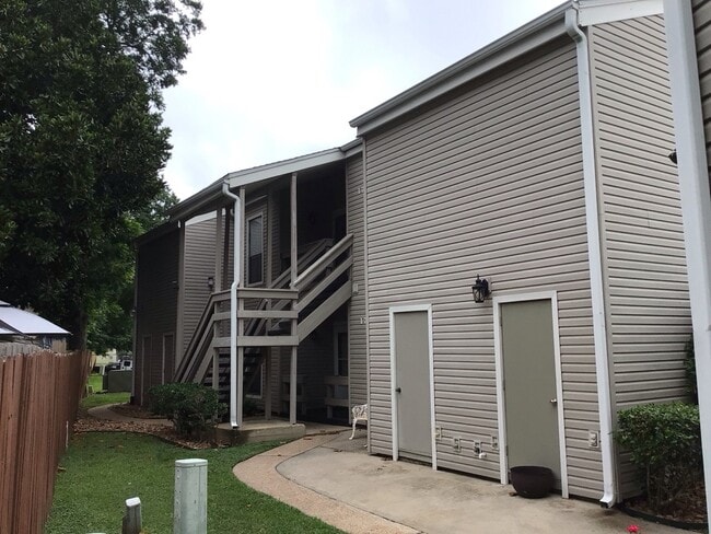 Building Photo - 176 April Point Dr N